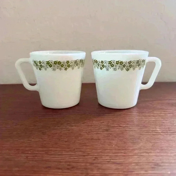 Pyrex Spring Blossom Milk Glass Coffee Mugs Cups Set Of 2 Crazy Daisy Vintage - Picture 1 of 9